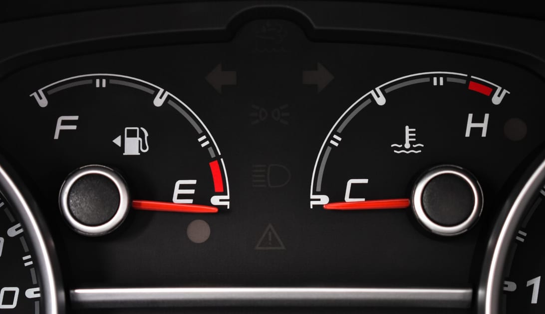 Marcador de combustível no painel do carro indicando tanque perto da reserva