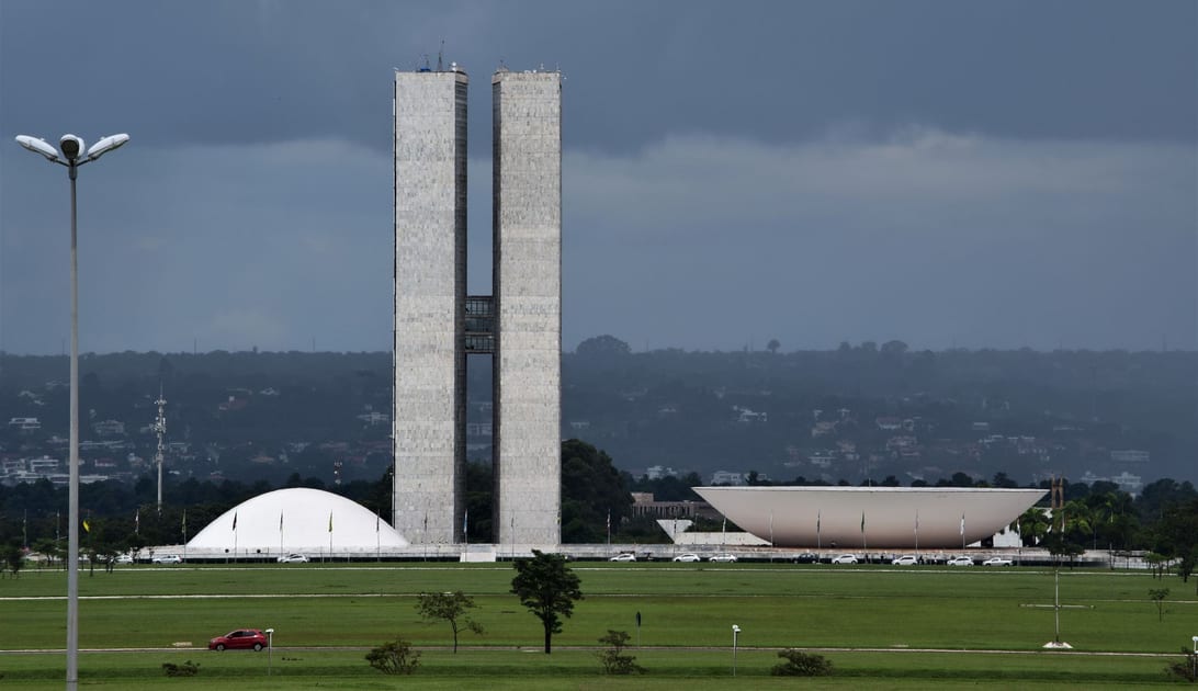 Congresso Nacional em Brasília visto do gramado do Eixo Monumental