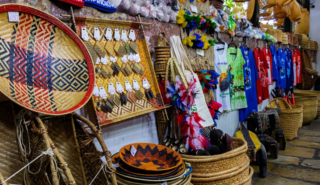 Artesanato brasileiro colorido à venda em feira no Amazonas